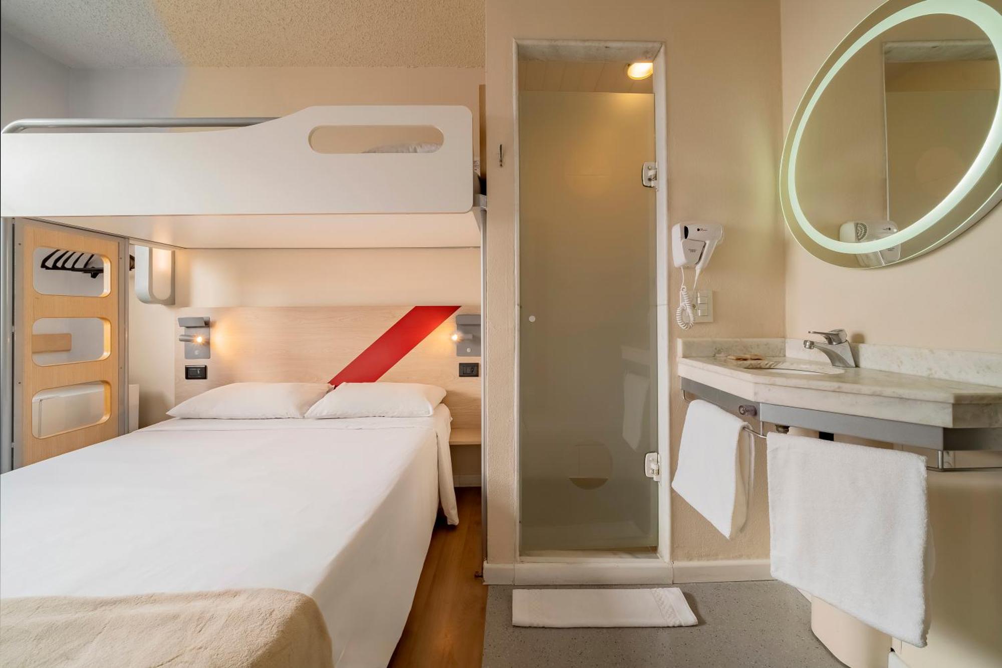 Superior Room with One Double Bed and One Single Bed
